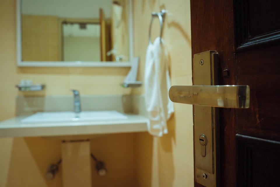 Super Executive Room | Bathroom | Shower, free toiletries, slippers, towels
