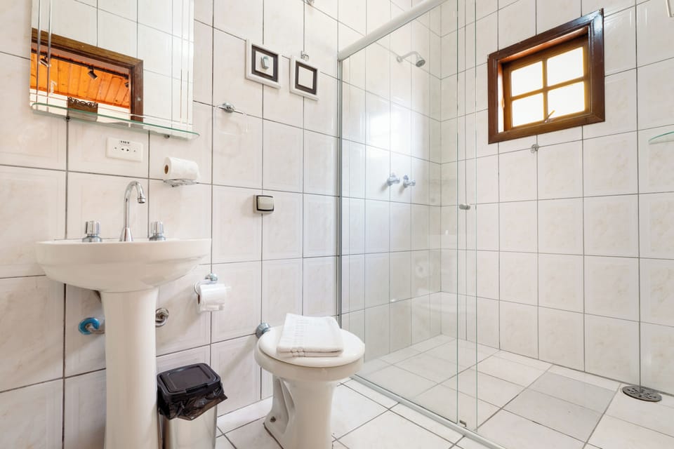 Standard Quadruple Room | Bathroom | Towels, toilet paper