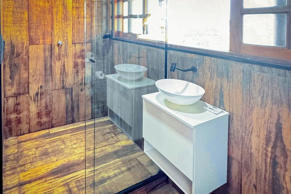 Luxury Room | Bathroom | Towels, toilet paper