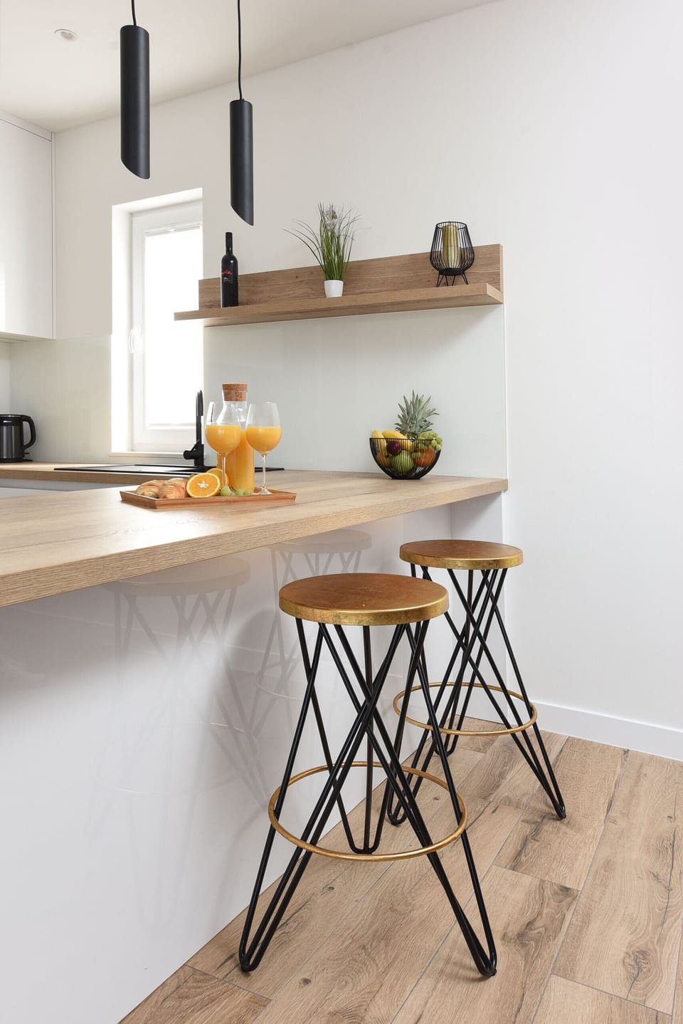 Microwave, oven, dishwasher, coffee/tea maker