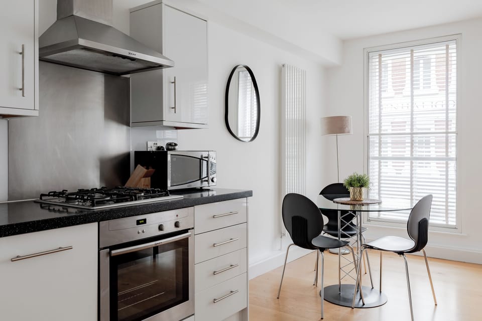 Deluxe Apartment | Private kitchen | Fridge, microwave, oven, stovetop