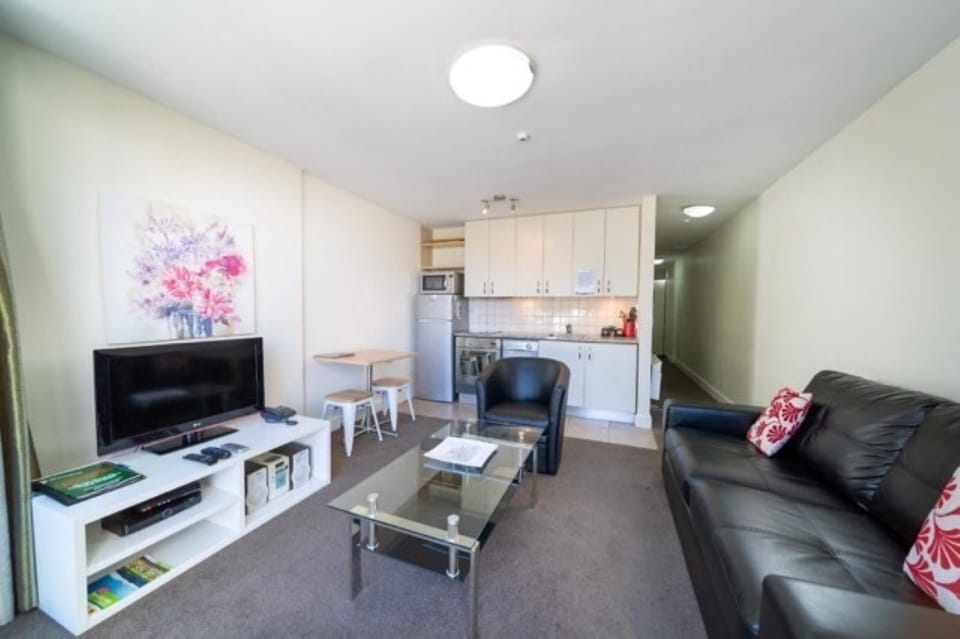 City Apartment | Private kitchen | Full-size fridge, microwave, oven, stovetop