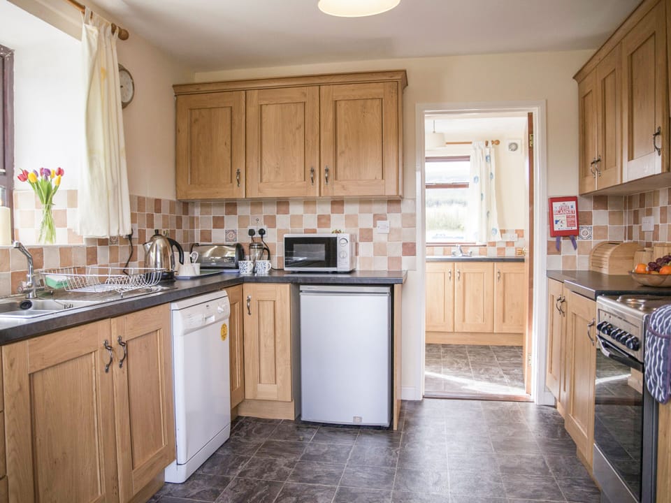Cottage | Private kitchen | Dishwasher, cookware/dishes/utensils