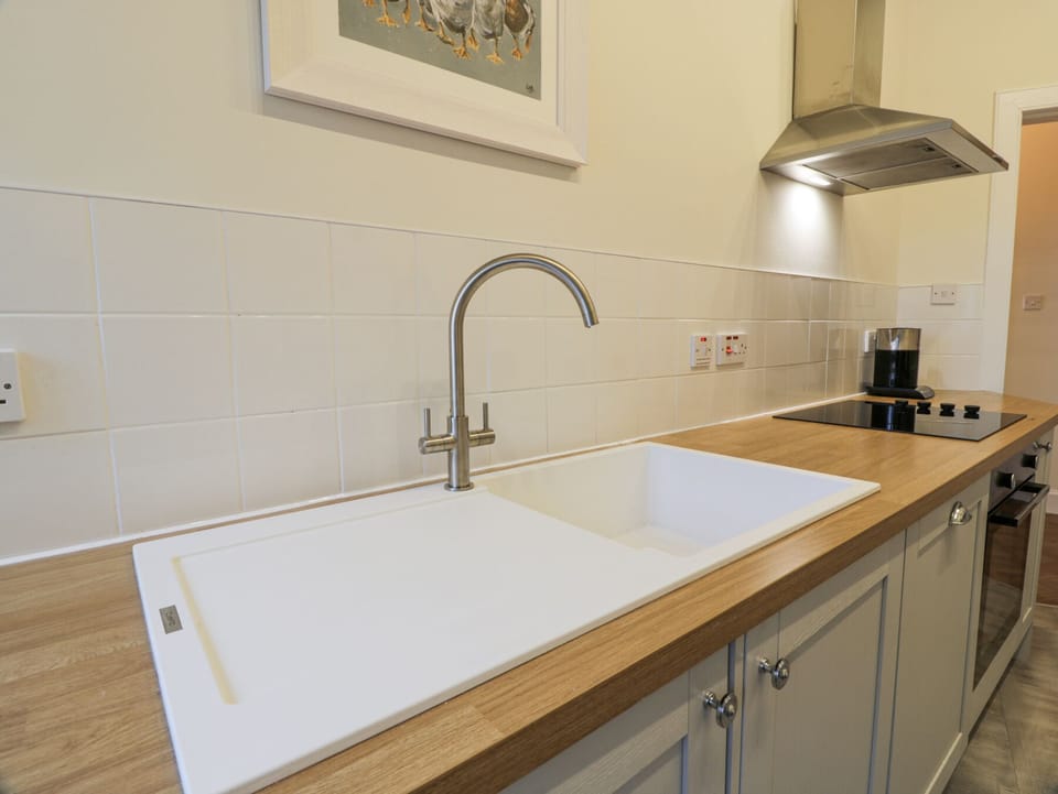 Cottage | Private kitchen | Fridge, electric kettle, toaster, cookware/dishes/utensils