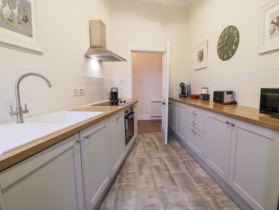 Cottage | Private kitchen | Fridge, electric kettle, toaster, cookware/dishes/utensils