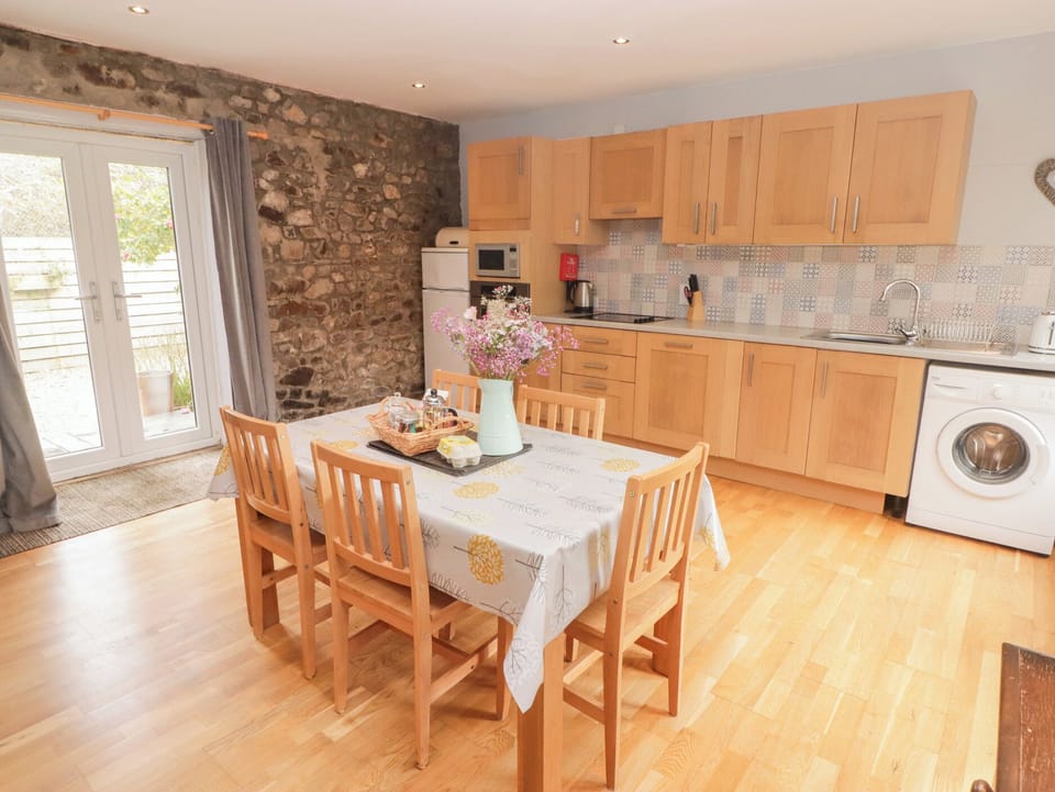 Cottage | Dining