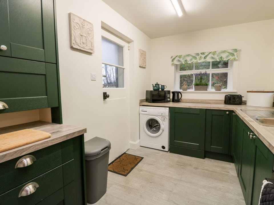 Cottage | Private kitchen | Fridge, electric kettle, toaster, cookware/dishes/utensils
