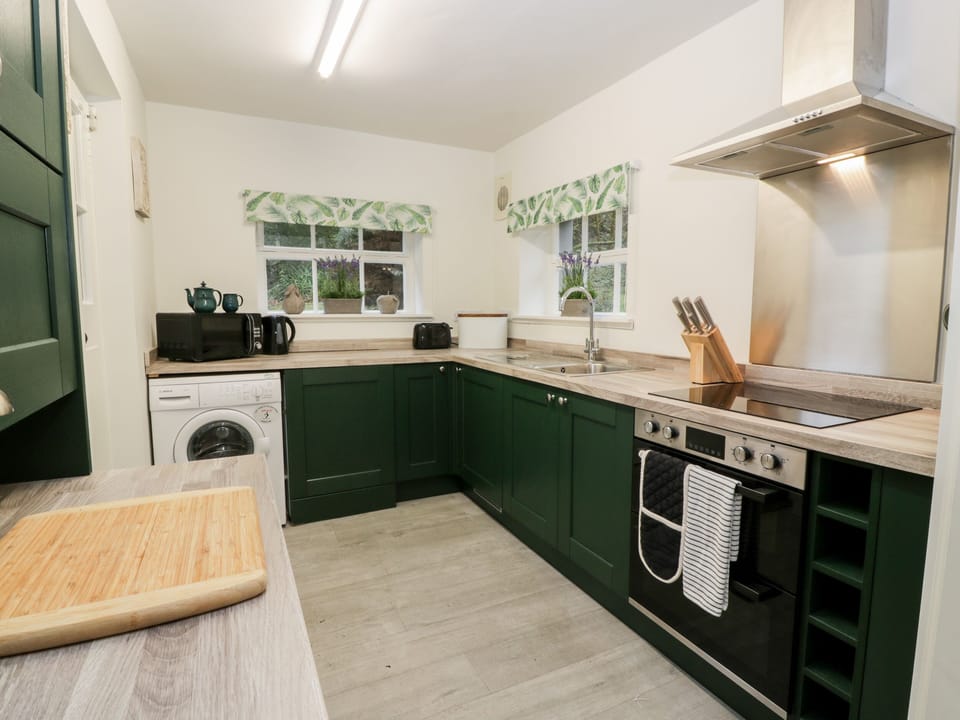 Cottage | Private kitchen | Fridge, electric kettle, toaster, cookware/dishes/utensils