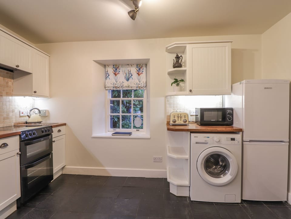 Cottage | Private kitchen | Fridge, dishwasher, electric kettle, toaster