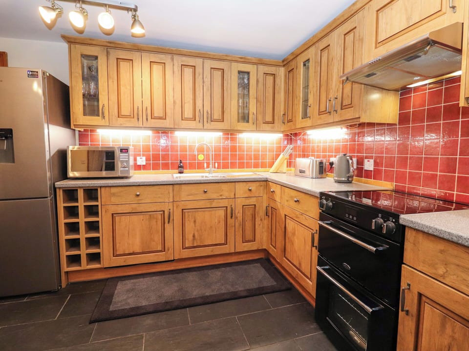 Cottage | Private kitchen | Fridge, dishwasher, electric kettle, toaster