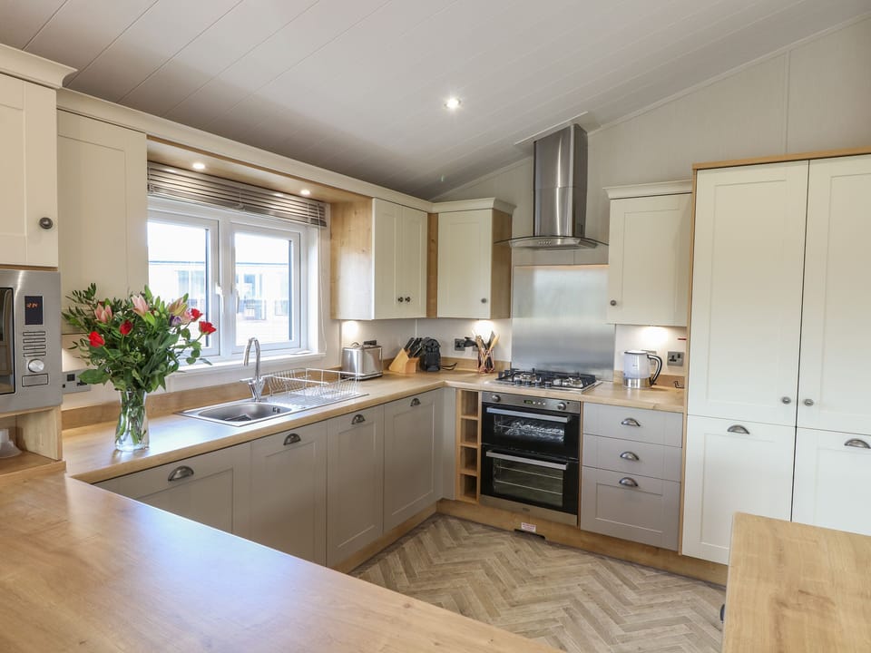 Cottage | Private kitchen | Fridge, microwave, dishwasher, electric kettle