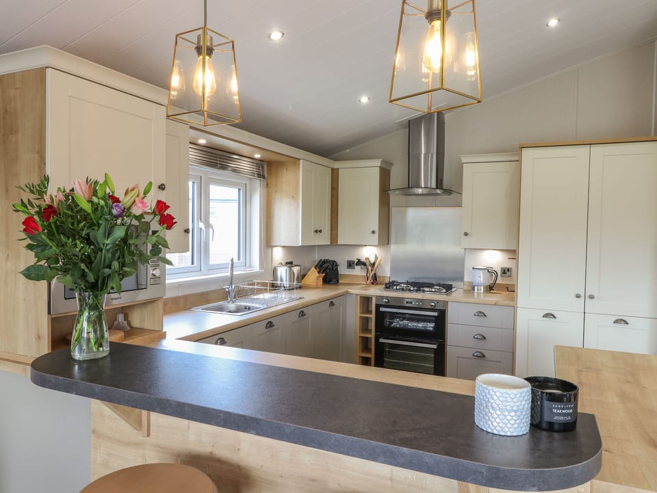 Cottage | Private kitchen | Fridge, microwave, dishwasher, electric kettle