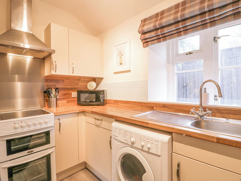 Cottage | Private kitchen | Fridge, microwave, electric kettle, toaster