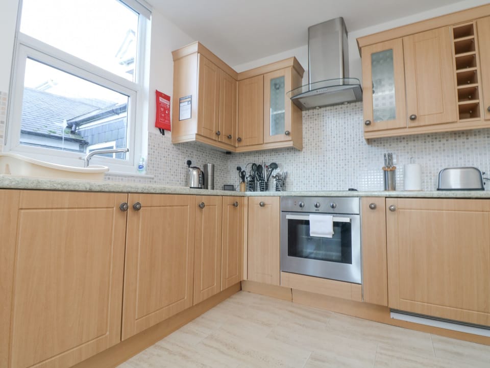 Cottage | Private kitchen | Fridge, electric kettle, toaster, cookware/dishes/utensils