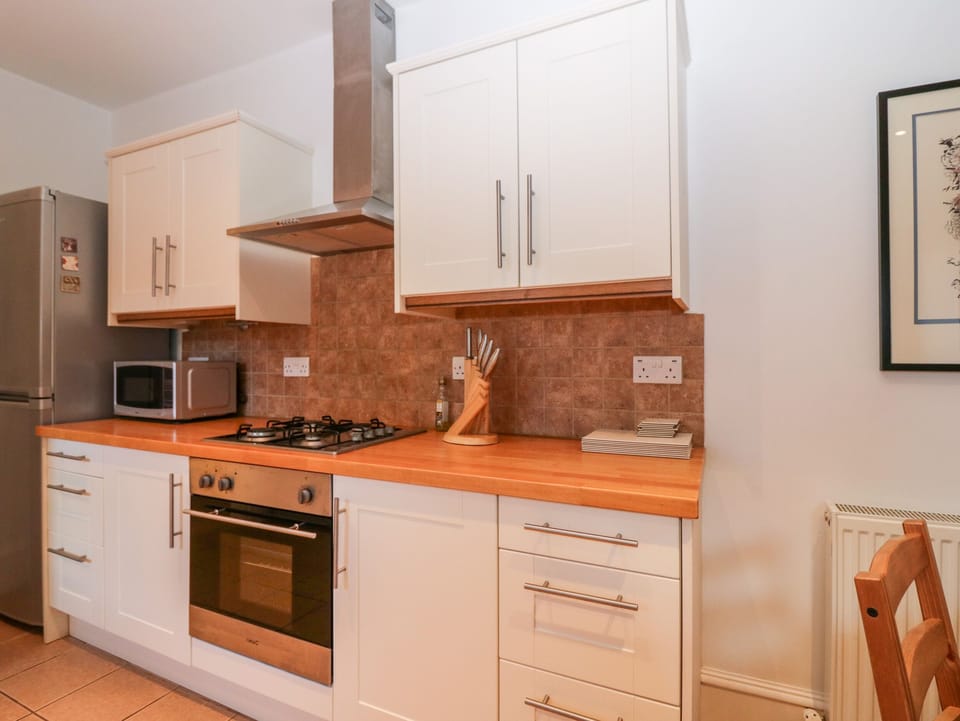 Cottage | Private kitchen | Fridge, microwave, dishwasher, electric kettle