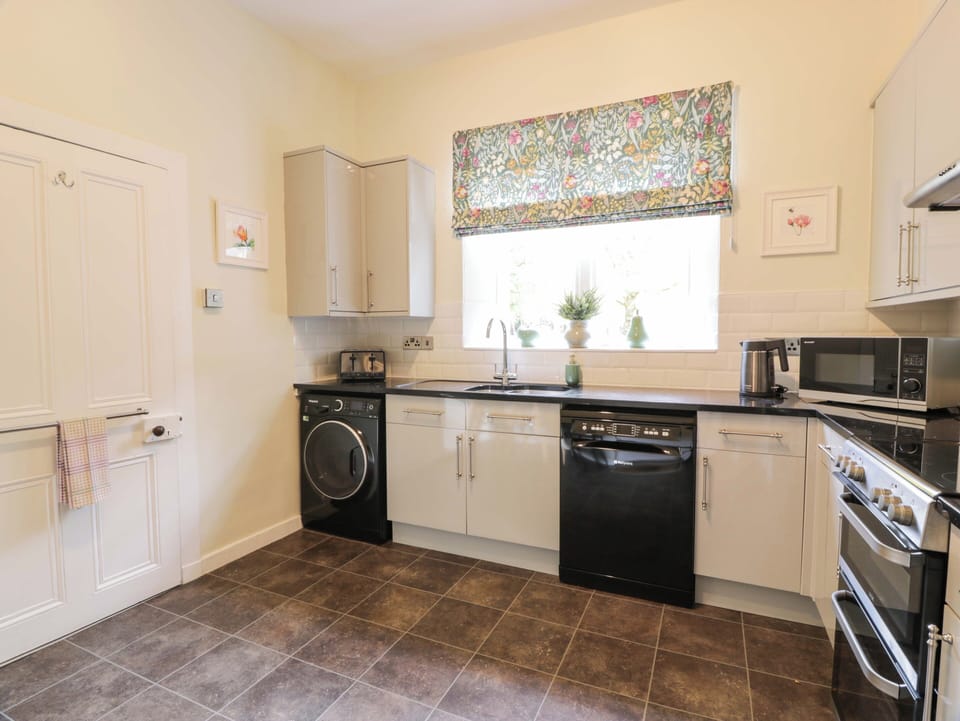 Cottage | Private kitchen | Fridge, microwave, dishwasher, electric kettle