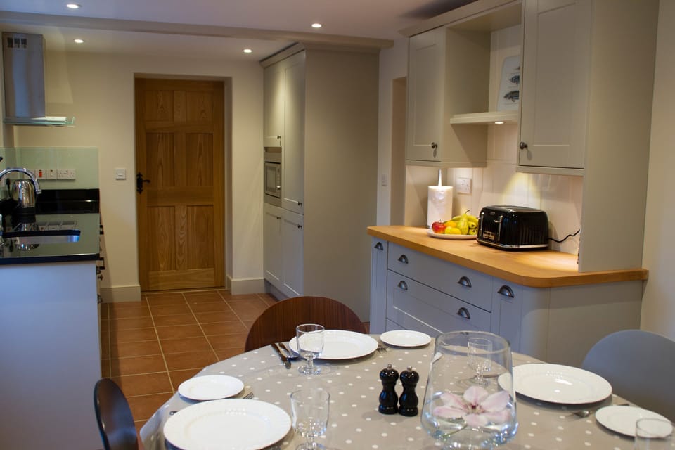 Cottage | Private kitchen | Fridge, microwave, dishwasher, electric kettle