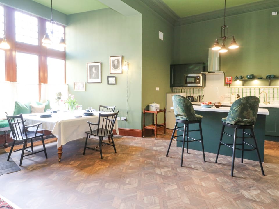 Cottage | Dining