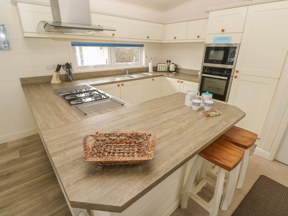 Cottage | Private kitchen | Fridge, dishwasher, electric kettle, toaster