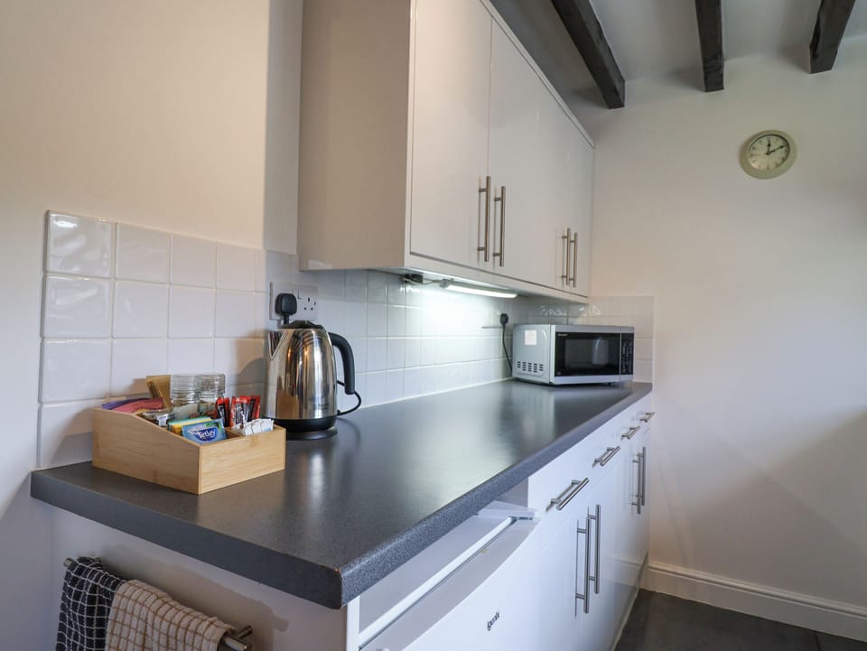 Cottage | Private kitchen | Fridge, dishwasher, electric kettle, toaster