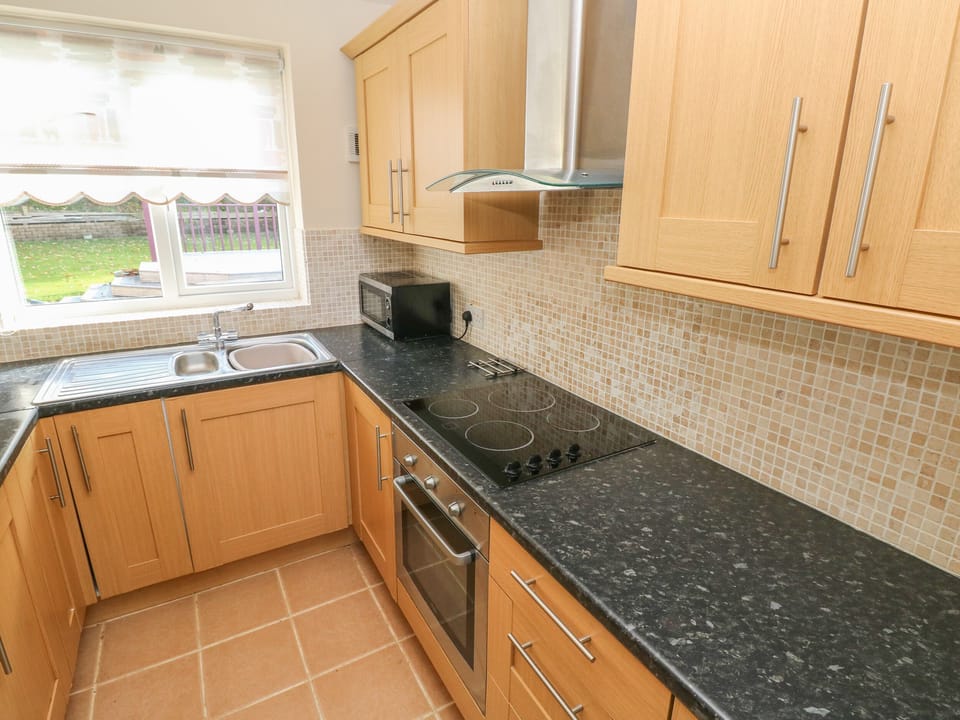 Cottage | Private kitchen | Fridge, electric kettle, toaster, cookware/dishes/utensils