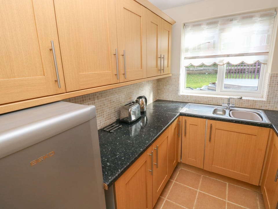 Cottage | Private kitchen | Fridge, electric kettle, toaster, cookware/dishes/utensils