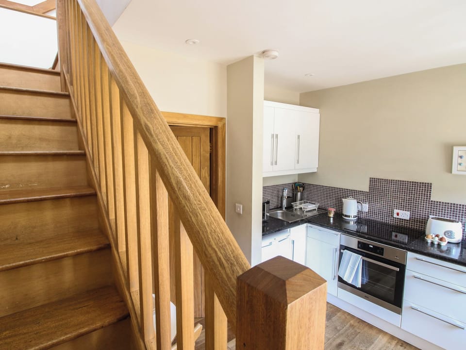 Cottage | Private kitchen | Fridge, electric kettle, toaster, cookware/dishes/utensils