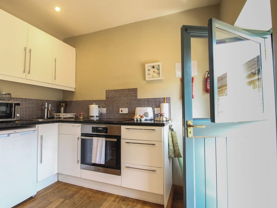Cottage | Private kitchen | Fridge, electric kettle, toaster, cookware/dishes/utensils