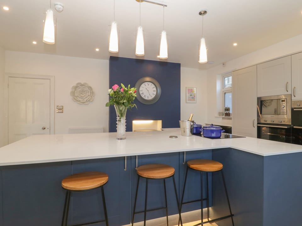 Cottage | Private kitchen | Fridge, dishwasher, cookware/dishes/utensils
