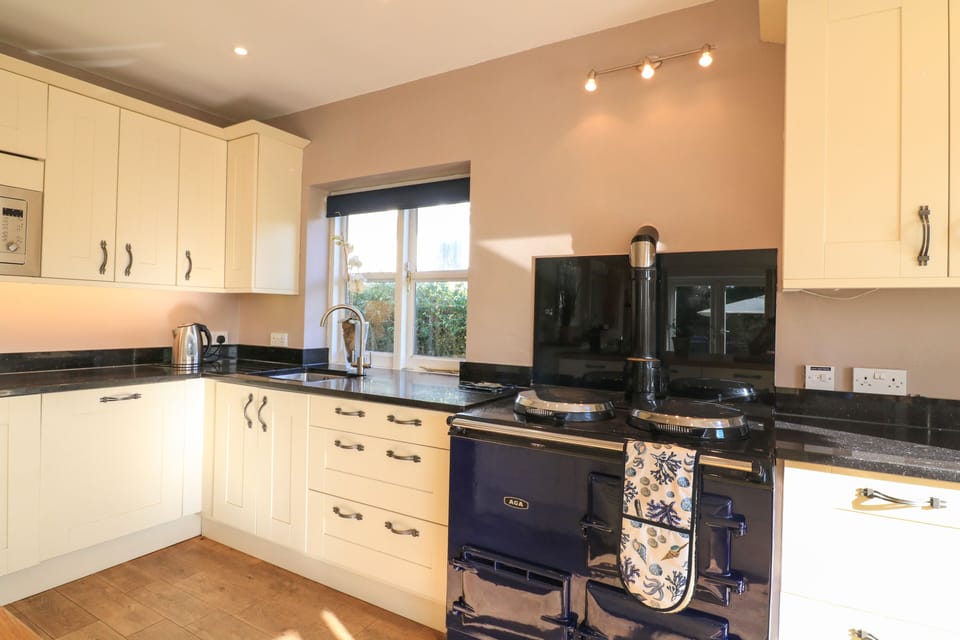 Cottage | Private kitchen | Fridge, dishwasher, cookware/dishes/utensils