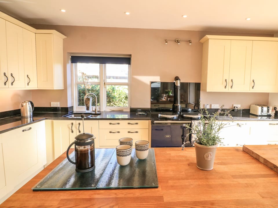 Cottage | Private kitchen | Fridge, dishwasher, cookware/dishes/utensils