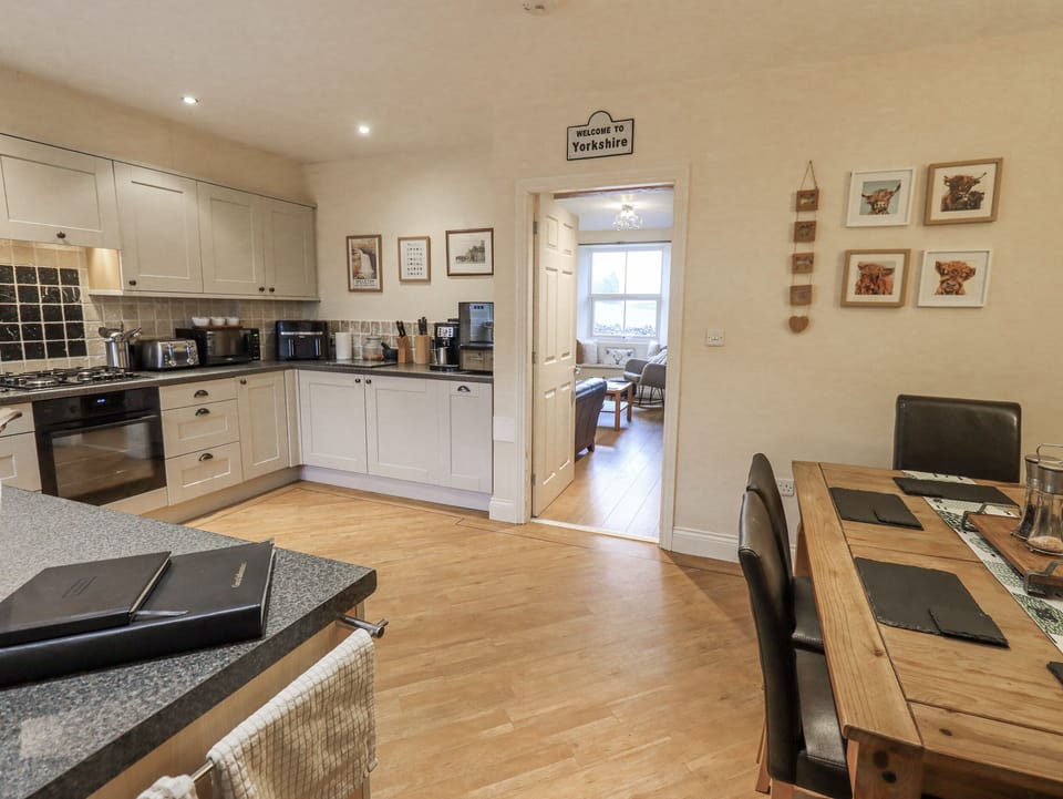 Cottage | Private kitchen | Fridge, dishwasher, electric kettle, toaster