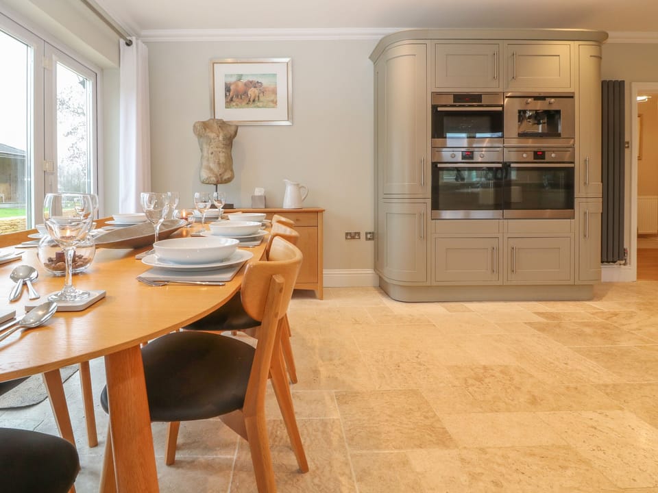 Cottage | Private kitchen | Fridge, dishwasher, cookware/dishes/utensils