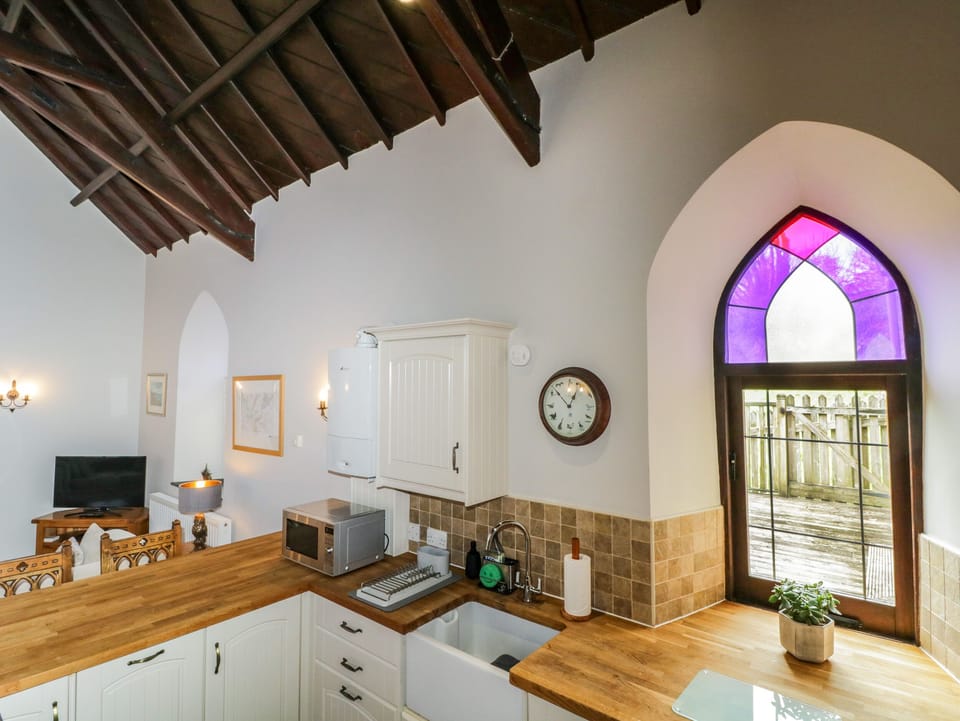 Cottage | Private kitchen | Fridge, microwave, dishwasher, electric kettle