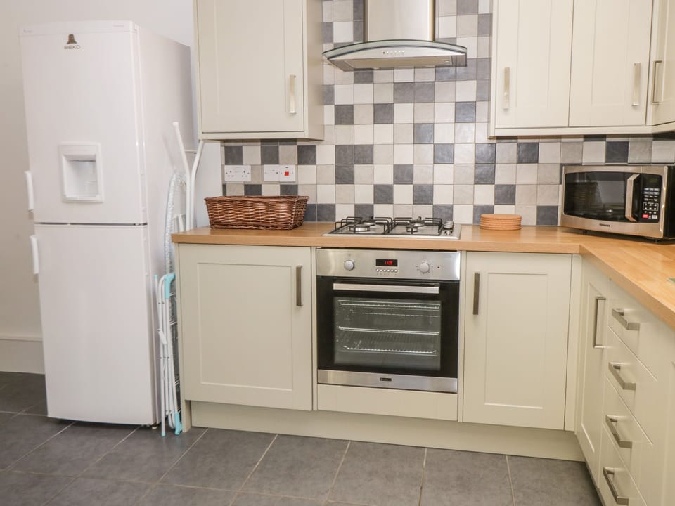 Cottage | Private kitchen | Fridge, microwave, dishwasher, electric kettle