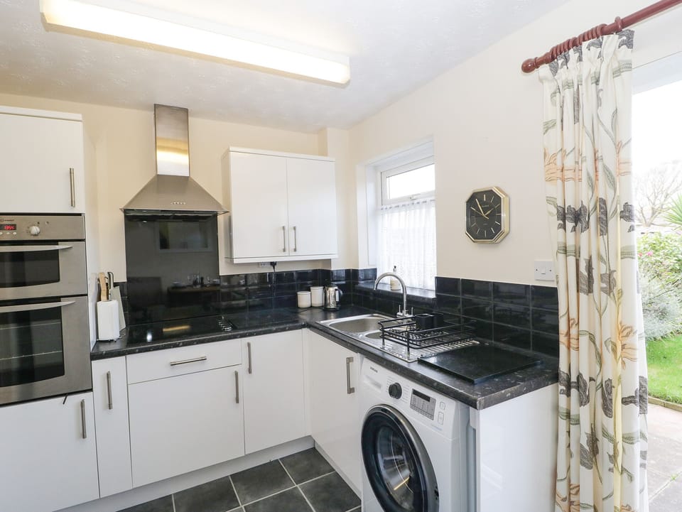 Cottage | Private kitchen | Fridge, electric kettle, toaster, cookware/dishes/utensils