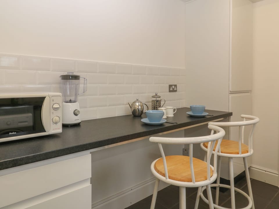 Cottage | Private kitchen | Fridge, microwave, cookware/dishes/utensils