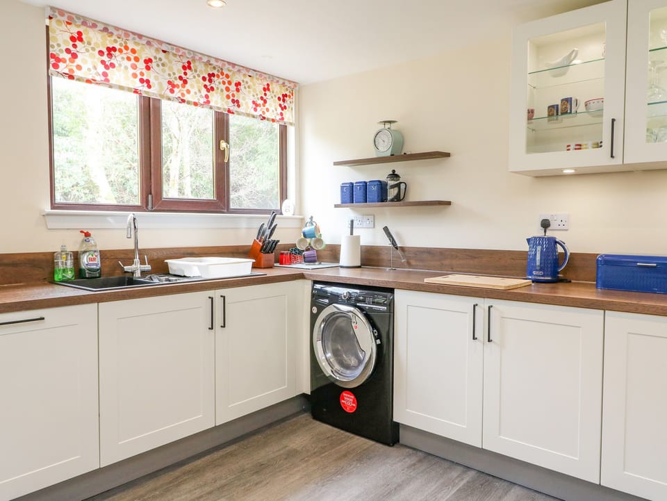 Cottage | Private kitchen | Fridge, dishwasher, electric kettle, toaster