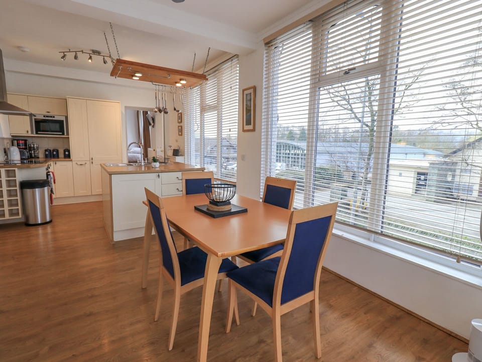 Cottage | Dining