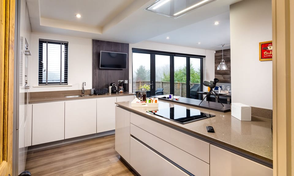 Cottage | Private kitchen | Fridge, dishwasher, cookware/dishes/utensils