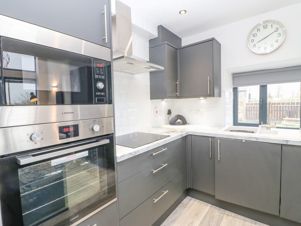 Cottage | Private kitchen | Fridge, dishwasher, electric kettle, toaster