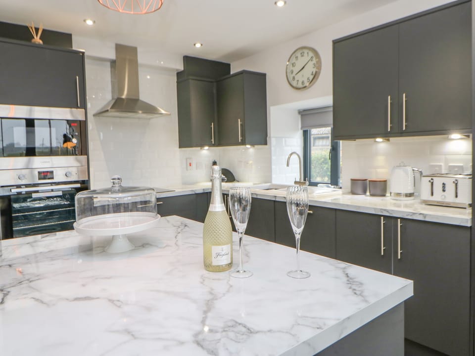 Cottage | Private kitchen | Fridge, dishwasher, electric kettle, toaster