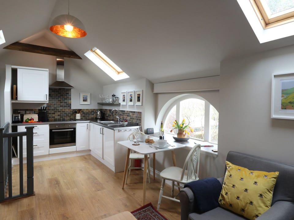 Cottage | Private kitchen | Fridge, cookware/dishes/utensils