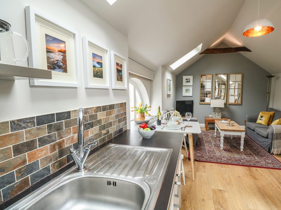 Cottage | Private kitchen | Fridge, cookware/dishes/utensils