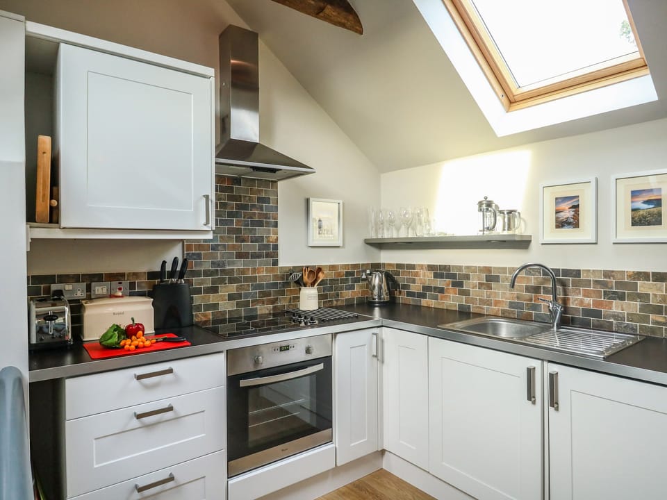 Cottage | Private kitchen | Fridge, cookware/dishes/utensils