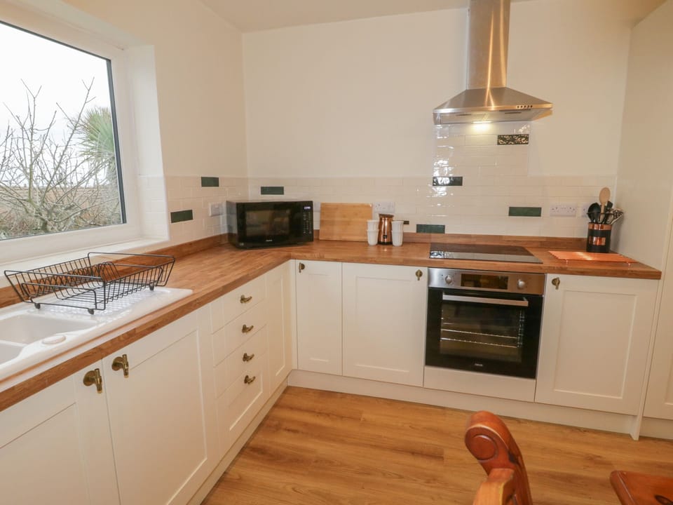 Cottage | Private kitchen | Fridge, dishwasher, electric kettle, toaster