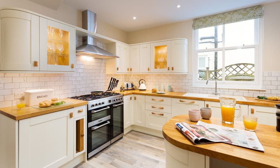 Cottage | Private kitchen | Fridge, dishwasher, highchair, cookware/dishes/utensils