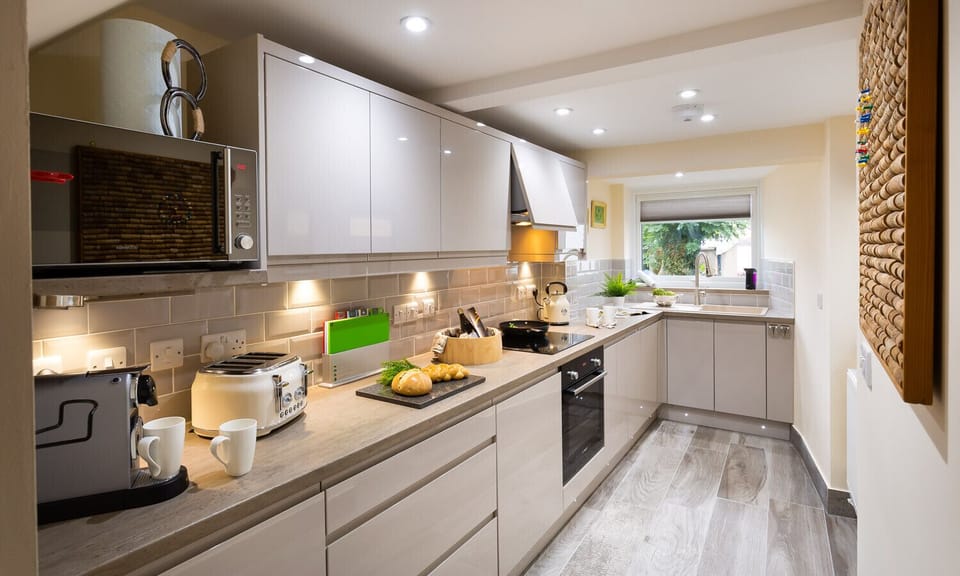Cottage | Private kitchen | Fridge, dishwasher, cookware/dishes/utensils