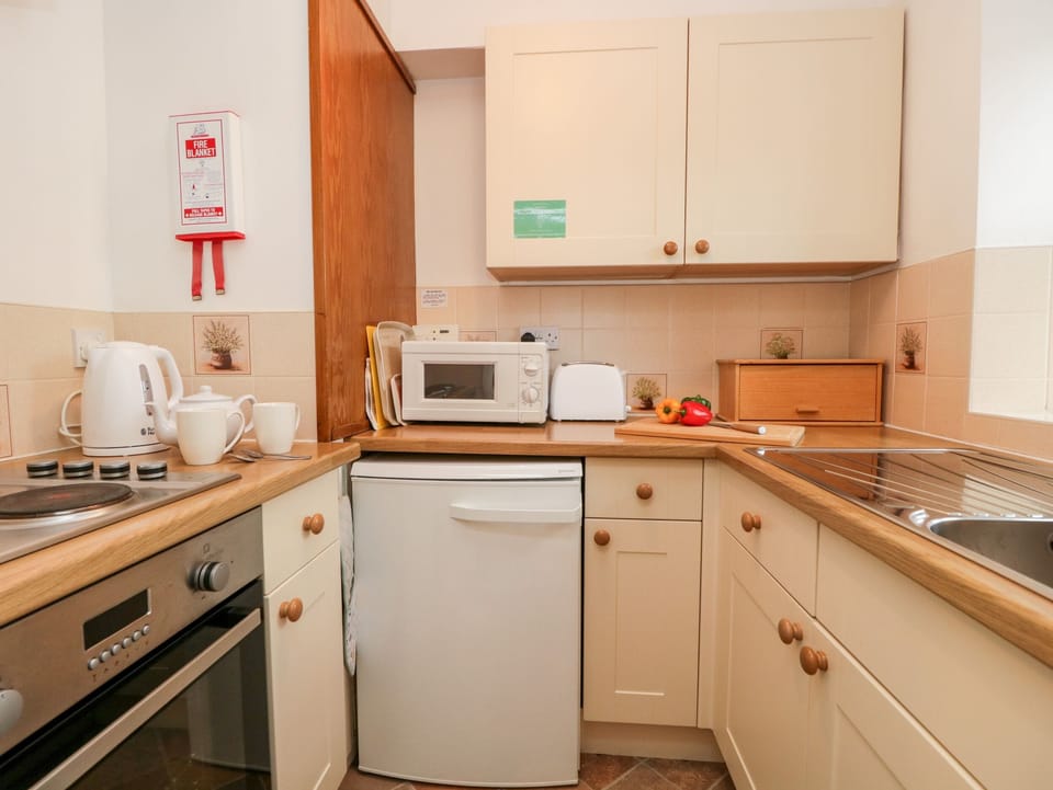 Cottage | Private kitchen | Fridge, electric kettle, cookware/dishes/utensils