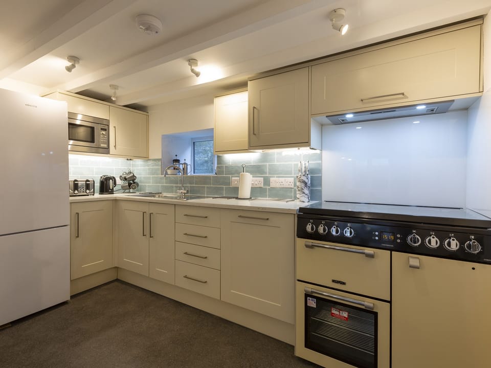 Cottage | Private kitchen | Fridge, dishwasher, electric kettle, toaster